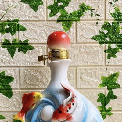 BÌNH CẢNH ĐỰNG RƯỢU BẰNG SỨ ĐẮP NỔI SEN CÁ